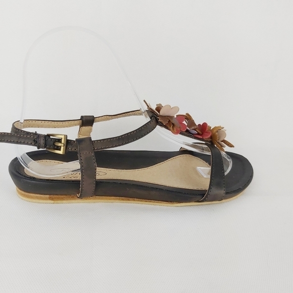 𝅺LUVSHOE'S Canada flat leather sandals size 37 flowers embellishments - Picture 3 of 11